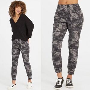 SPANX Stretch Mid Rise Twill Zipper Hem Joggers Black Wash Camo Size XL 20319R